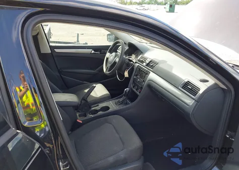 2014 Volkswagen Passat 2.5L S z USA, uszkodzony, nr VIN 1VWAP7A33EC023874